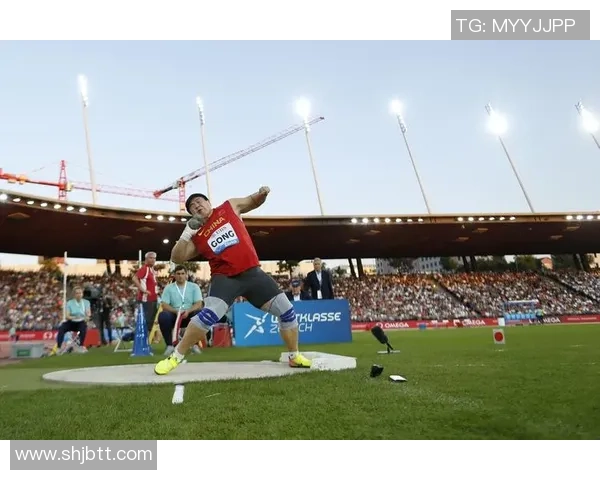 重庆篮球队在钻石联赛中以82分稳居积分榜首位展现强大实力