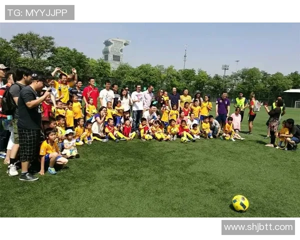 中国足球明星齐聚一堂合影留念展现团结与友谊的精彩瞬间